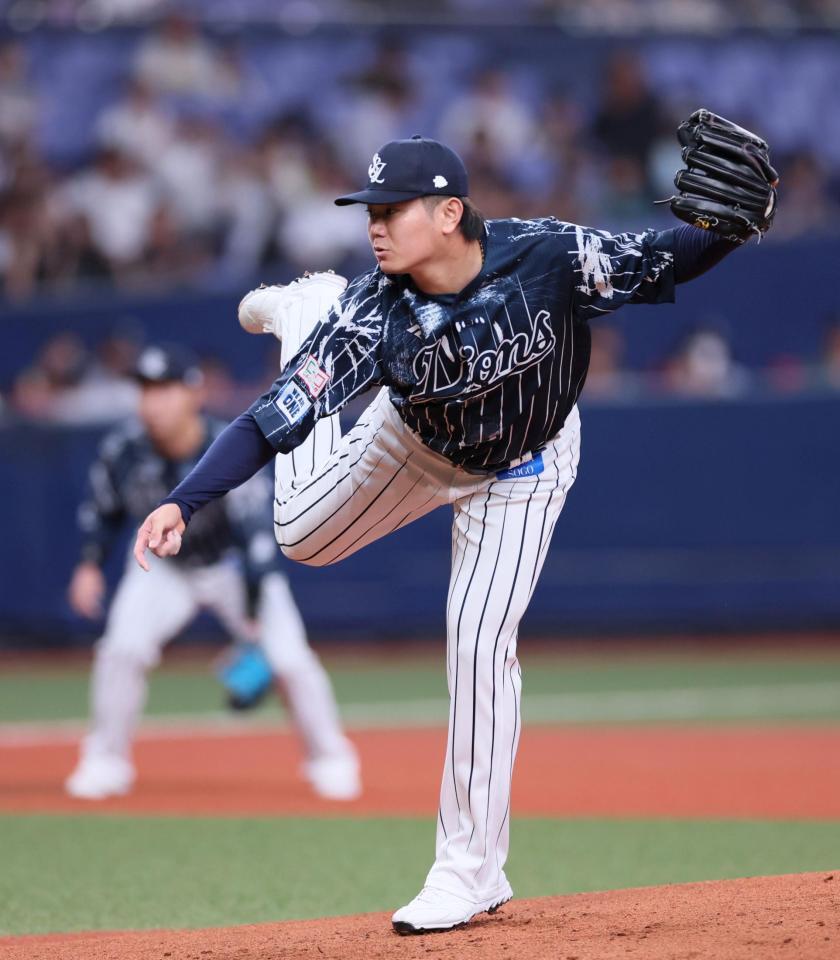 　オリックス打線を相手に力投する青山（撮影・立川洋一郎）