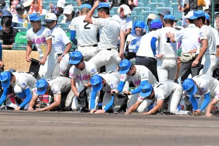 　１回戦敗退し、甲子園の砂を集める花咲徳栄ナイン（撮影・今井雅貴）