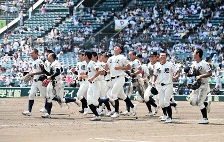 　１回戦を勝利して歓喜する西日本短大付ナイン（撮影・今井雅貴）