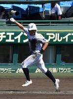 　７回、勝ち越しの左前適時打を放ちガッツポーズの新潟産大付・多田大樹（撮影・持木克友）