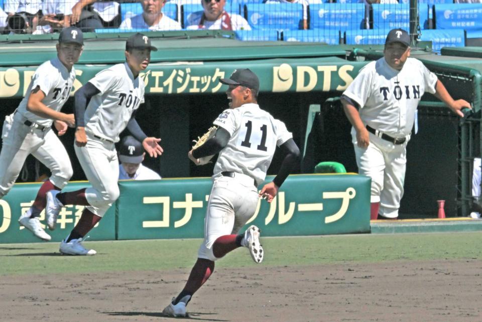 　完封勝利を挙げ、笑顔を見せる大阪桐蔭・中野（１１）。右は西谷監督＝撮影・北村雅宏