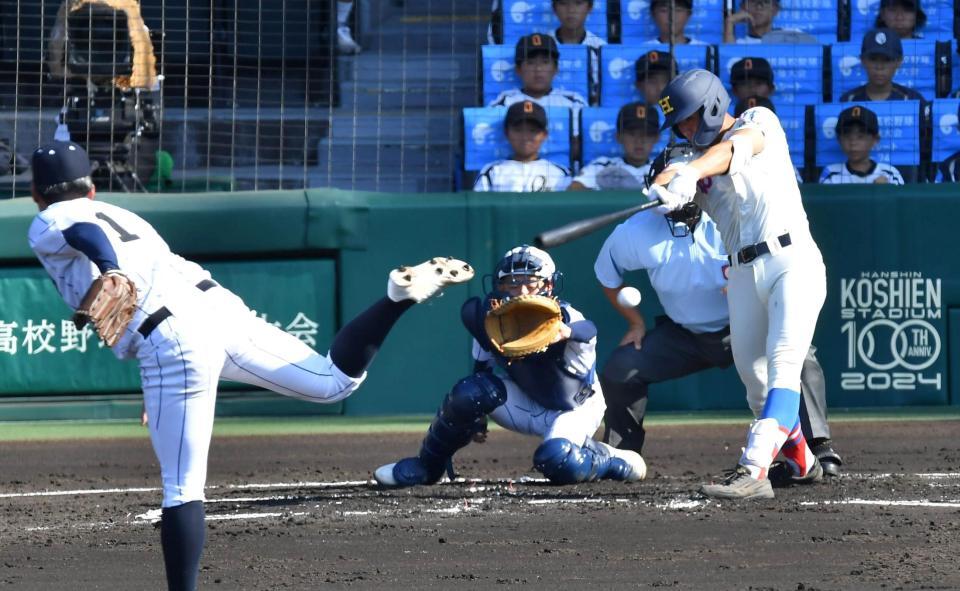 　２回、左前安打を放つ花咲徳栄・石塚裕惺（撮影・持木克友）