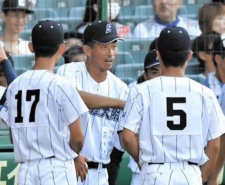 　１回、選手たちに指示を出す新潟産大付・吉野公浩監督（撮影・今井雅貴）