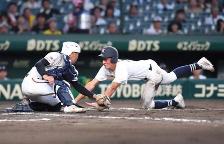 　７回、走塁死する掛川西・石川大峨（右）＝撮影・石井剣太郎