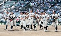 　１回戦、勝利して歓喜する西日本短大付ナイン（撮影・今井雅貴）