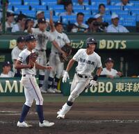 　７回、２点適時打を放つ掛川西・石川（撮影・石湯恒介）