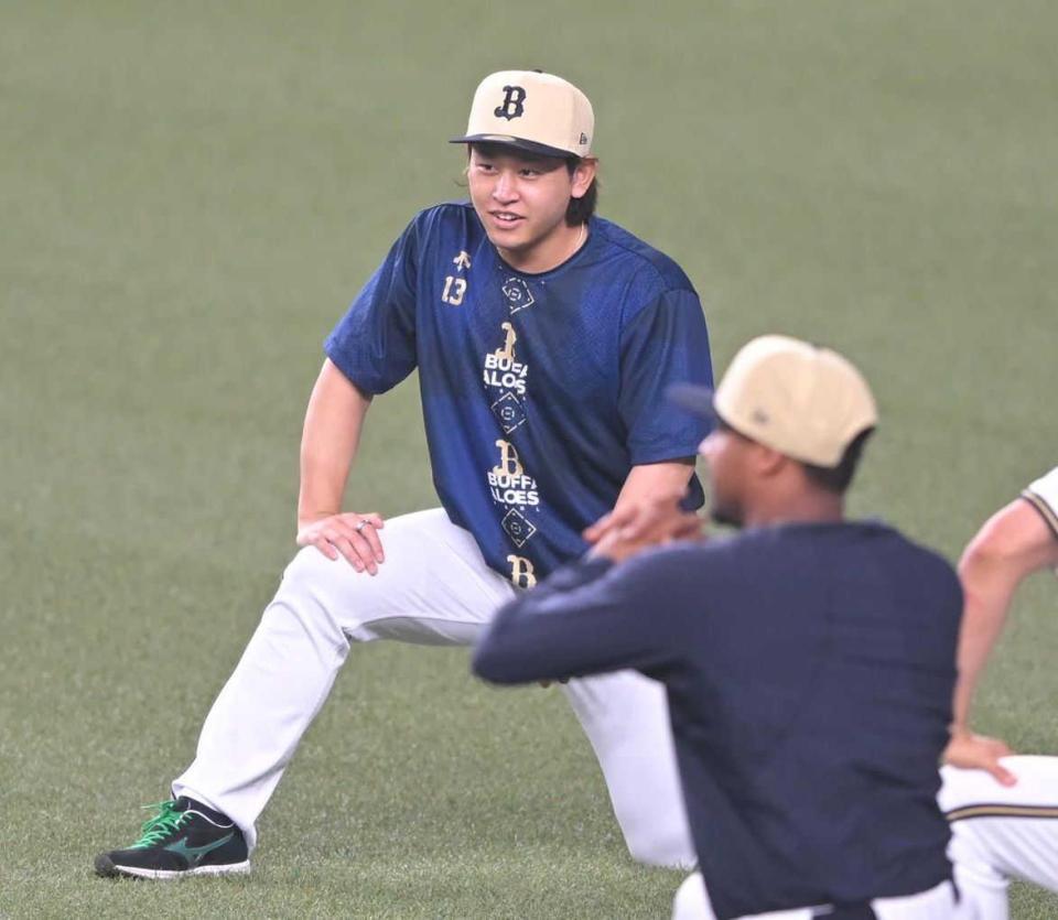 　１０日のロッテ戦に向けて調整する宮城