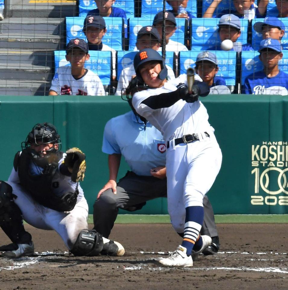 　７回、勝ち越しの左前適時打を放つ宮崎商・上山純平（撮影・持木克友）