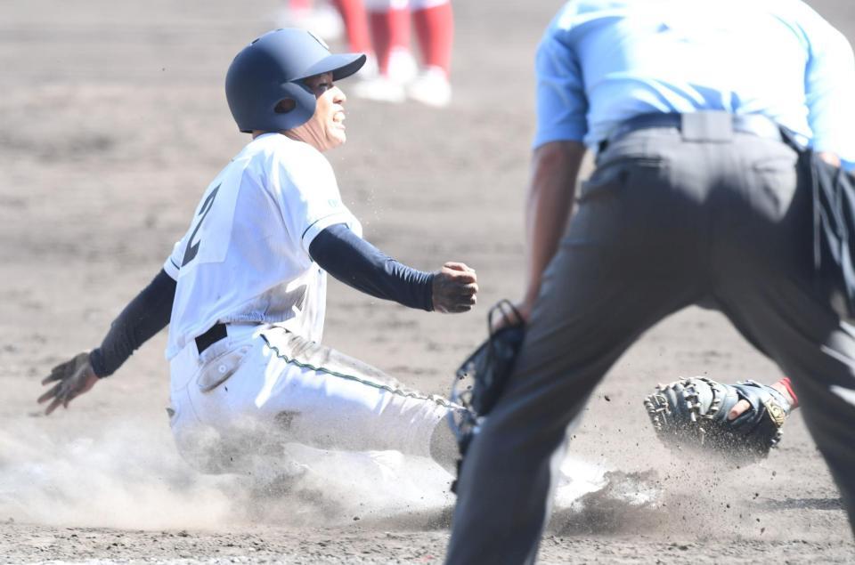 　５回、先制犠飛で生還する岡山学芸館・佐藤滉起（撮影・石井剣太郎）