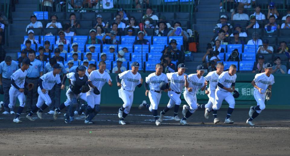 　アルプスへ駆け出す岡山学芸館ナイン（撮影・石湯恒介）