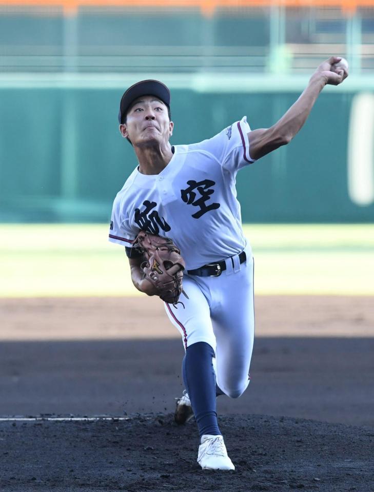 　先発し力投する日本航空・高木（撮影・石井剣太郎）