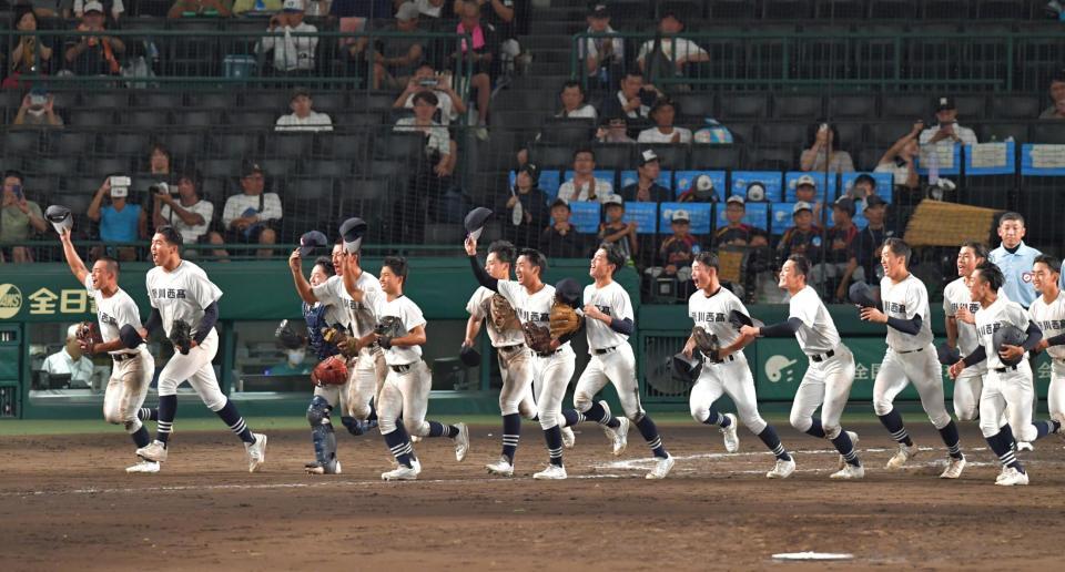 　アルプスへ挨拶に向かう掛川西ナイン（撮影・石湯恒介）