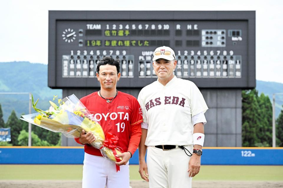 　トヨタ自動車で現役引退し花束を贈られた佐竹氏（左）と早大・小宮山監督