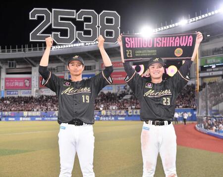 　２５３８日ぶりの本拠地白星となる今季２勝目を挙げた唐川（左）と勝ち越し打を放った石川慎（撮影・開出牧）