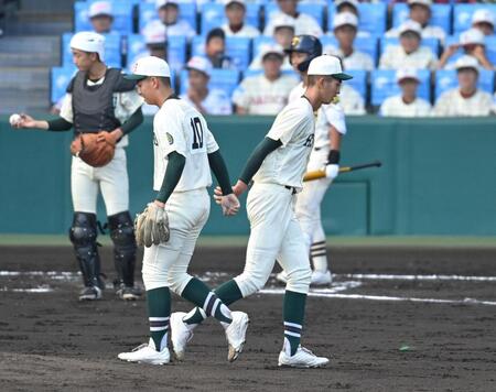 　７回途中、マウンドを間木歩に譲る報徳学園・今朝丸裕喜（右）＝撮影・北村雅宏