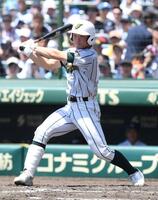 　３回、先制適時打を放つ鶴岡東・桜井椿稀（撮影・石井剣太郎）