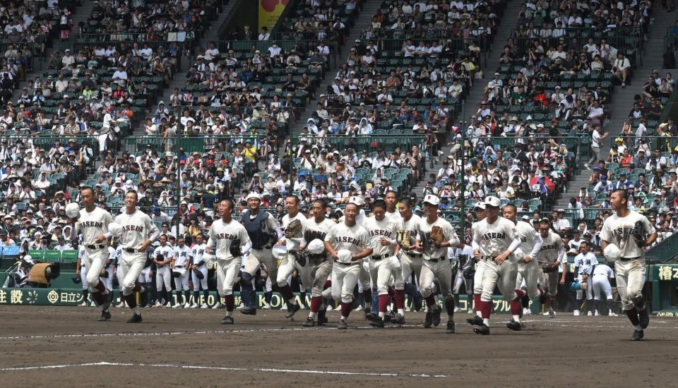 　試合に勝利し駆け出す早実ナイン（撮影・石井剣太郎）