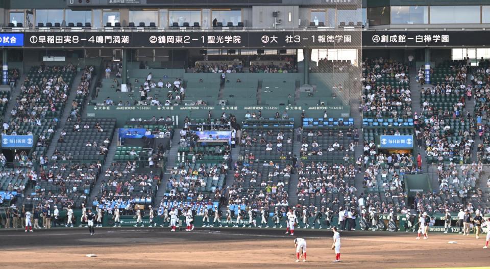 　大社に敗れ、足早に甲子園を去る報徳学園ナイン（撮影・北村雅宏）