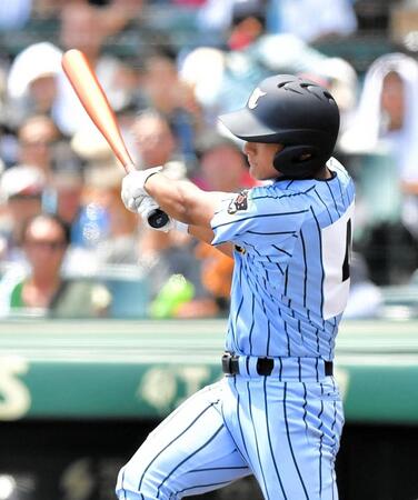 　８回、右越えに本塁打を放つ東海大相模・柴田元気（撮影・今井雅貴）