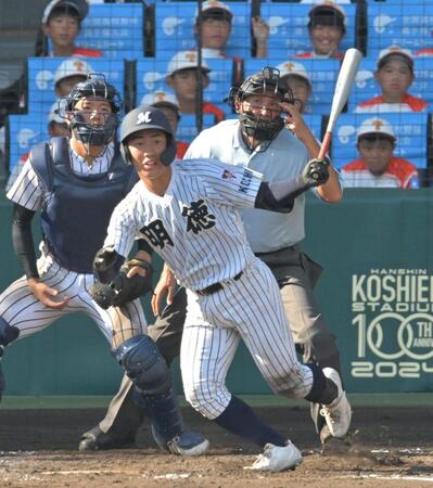 　７回、適時打を放つ明徳義塾・里山楓馬（撮影・北村雅宏