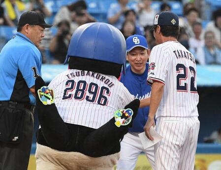 　メンバー表交換に参加したつば九郎（撮影・佐々木彰尚）