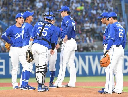 　１回裏、押し出し四球で先制を許した梅津（中央）＝撮影・佐々木彰尚