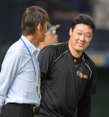 　試合前、能見篤史氏（左）と会話を交わす大山（撮影・伊藤笙子）