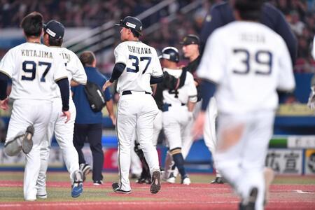 　８回、死球を受けた森（右後方）がマウンドの坂本をにらみつけ、ベンチを飛び出すオリックスナイン（撮影・開出牧）