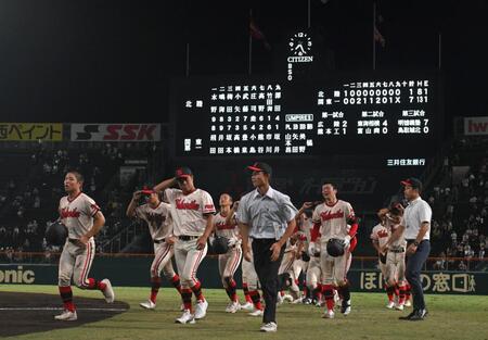 　試合に敗れ落胆する北陸ナイン（撮影・石井剣太郎）