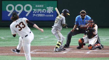 　９回、打者・中野の時、ケラーの投球を捕手・岸田が捕れず石山球審に当たる（撮影・金田祐二）