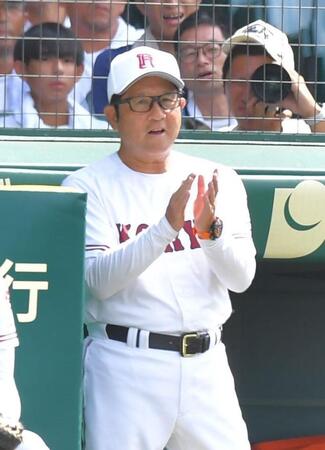 　７回、選手の出塁に喜ぶ広陵・中井哲之監督（撮影・今井雅貴）