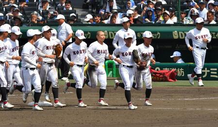 　白いユニフォームで甲子園１勝目を挙げた広陵（撮影・持木克友）