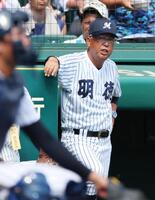 　試合を見守る明徳義塾・馬淵監督