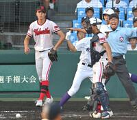 　３回、関東第一・成井聡に勝ち越しとなる犠飛を許した北陸・井黒晃佑（左）＝撮影・北村雅宏