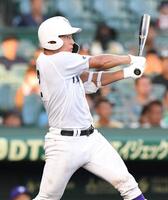 　４回、適時打を放つ関東第一・熊谷俊乃介（撮影・石井剣太郎）