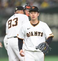 　７回、前川を迎えたところで１２０球を超え、交代となった山崎伊（撮影・伊藤笙子）