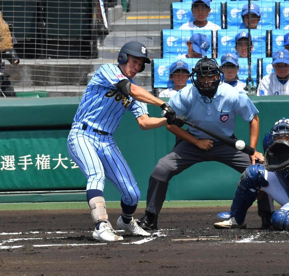 　１回、左前適時打を放つ東海大相模・金本貫汰（撮影・持木克友）