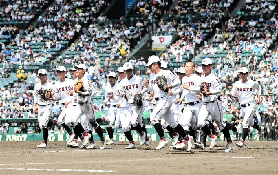 　試合に勝利し、歓喜する広陵ナイン（撮影・今井雅貴）