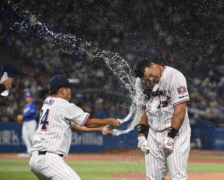 　９回、サヨナラ犠飛を放ち、祝福されるオスナ（撮影・佐々木彰尚）