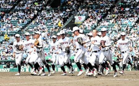 　試合に勝利し、歓喜する広陵ナイン