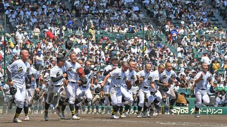 　聖和学園に勝ち、駆け出す石橋ナイン（撮影・北村雅宏）