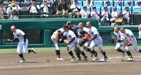 　聖和学園を破り甲子園初出場で初勝利を挙げアルプスに向かって駆け出す石橋ナイン（撮影・持木克友）