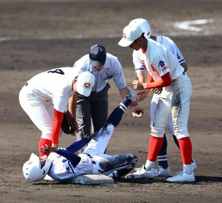 　７回、二塁走者の霞ケ浦・矢田貝優は負傷しグラウンドに倒れ込む（撮影・山口登）