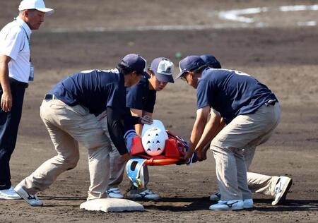 　７回、二塁走者の霞ケ浦・矢田貝優は担架で運ばれる（撮影・山口登）