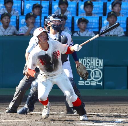 【写真】2者連続弾で追いついた智弁和歌山ベンチがグラウンド飛び出す 塩部長が鬼の形相で制圧