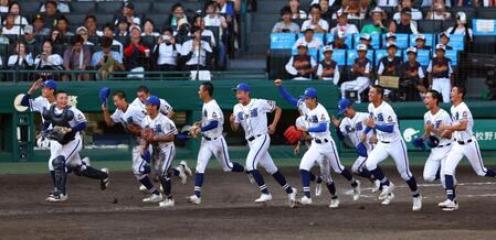 　智弁和歌山に勝利し、歓喜の霞ケ浦ナイン（撮影・山口登）