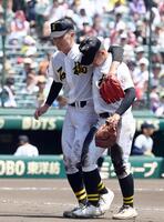 　６回を投げ終え、肩を借りてベンチへ戻る石橋・入江祥太（左）