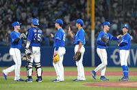 　ヤクルトに勝利し、タッチを交わす中日ナイン