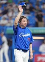 　ヤクルトに勝利し、ファンの声援に応える立浪監督