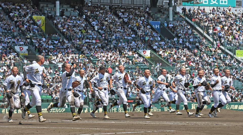 　聖和学園に勝ち、駆け出す石橋ナイン（撮影・北村雅宏）